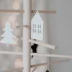 Dřevěná závěsná dekorace domeček set 8 ks bílá