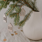 Dřevěná závěsná dekorace domeček set 8 ks přírodní