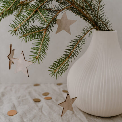 Dřevěná závěsná dekorace hvězdička set 8 přírodní