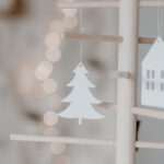 Dřevěná závěsná dekorace stromeček bílá set 8 ks