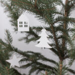 Dřevěná závěsná dekorace stromeček bílá set 8 ks_1