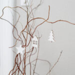 Dřevěná závěsná dekorace stromeček bílá set 8 ks_2