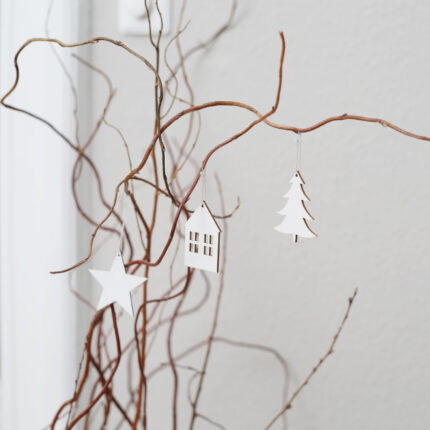 Dřevěná závěsná dekorace stromeček bílá set 8 ks_2