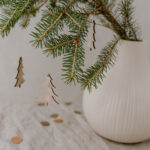 Dřevěná závěsná dekorace stromeček přírodní set 8 ks