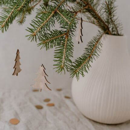 Dřevěná závěsná dekorace stromeček přírodní set 8 ks