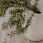 Dřevěná závěsná dekorace stromeček set 8 ks - přírodní - Obrázek 2