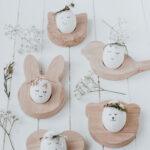 Dřevěný tácek na vajíčko zajíček