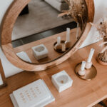 Zrcadlo s dřevěným rámem Hello New Day_2