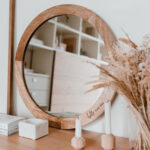 Zrcadlo s dřevěným rámem Hello New Day_3